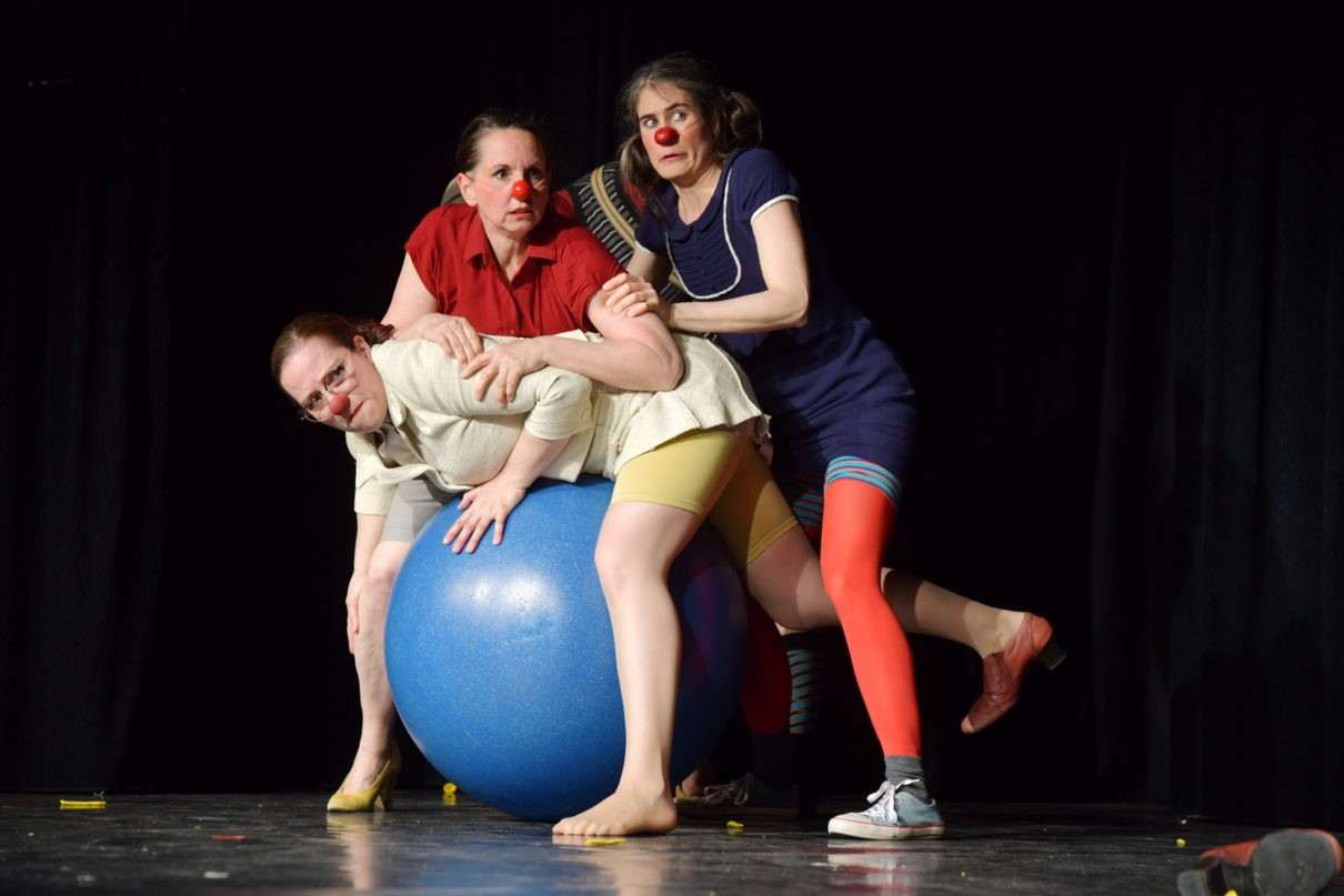 Ensemble Hemmschwellungen vom Jojo-Zentrum mit dem absurdem Clownstheaterstück "Ein Zebra am Abgrund" in Rockenhausen, Frankfurt & Friedrichshafen.